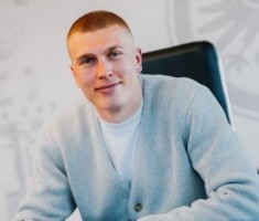 官方：法鹰买断利兹联后卫克里斯滕森，据悉买断费用达900万欧