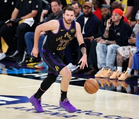 开云官方网站入口-东契奇成为本赛季第13位单场50+球员 约基奇2次&amp;掘金3人均为最多