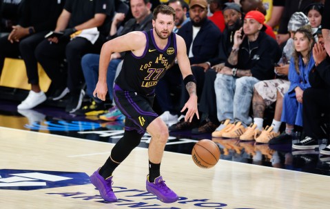 开云官方网站入口-东契奇成为本赛季第13位单场50+球员 约基奇2次&amp;掘金3人均为最多